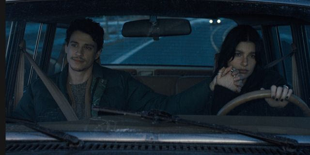 O Adam DiMarco ως Nicky Cunningham και η Camila Morrone ως Rachel Harkin στο 'Something Very Bad Is Going to Happen'