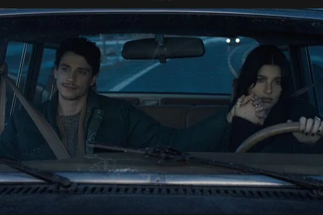 O Adam DiMarco ως Nicky Cunningham και η Camila Morrone ως Rachel Harkin στο 'Something Very Bad Is Going to Happen'