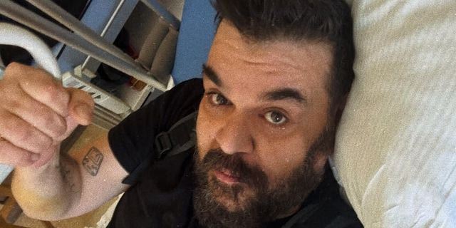 Αλέξανδρος Χαριζάνης: Έπεσε σε φρεάτιο ασανσέρ και έσπασε το πόδι του