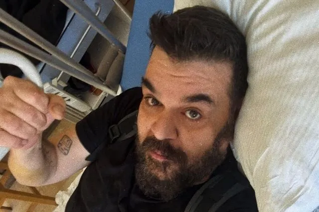 Αλέξανδρος Χαριζάνης: Έπεσε σε φρεάτιο ασανσέρ και έσπασε το πόδι του