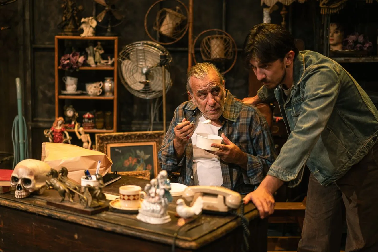 “Αμερικάνικος Βούβαλος” – Νέες παραστάσεις για τη σκοτεινή καρδιά του αμερικανικού ονείρου