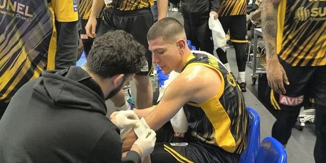 Τραυματίας αποχώρησε ο Φλιώνης από το διπλό της ΑΕΚ στην Καρδίτσα