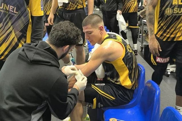 Τραυματίας αποχώρησε ο Φλιώνης από το διπλό της ΑΕΚ στην Καρδίτσα