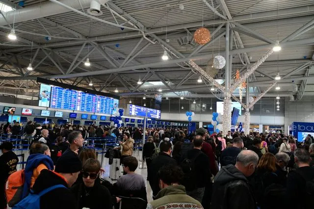 Χάος στα ελληνικά αεροδρόμια λόγω του μπλακ άουτ – Σταδιακή αποκατάσταση στις πτήσεις
