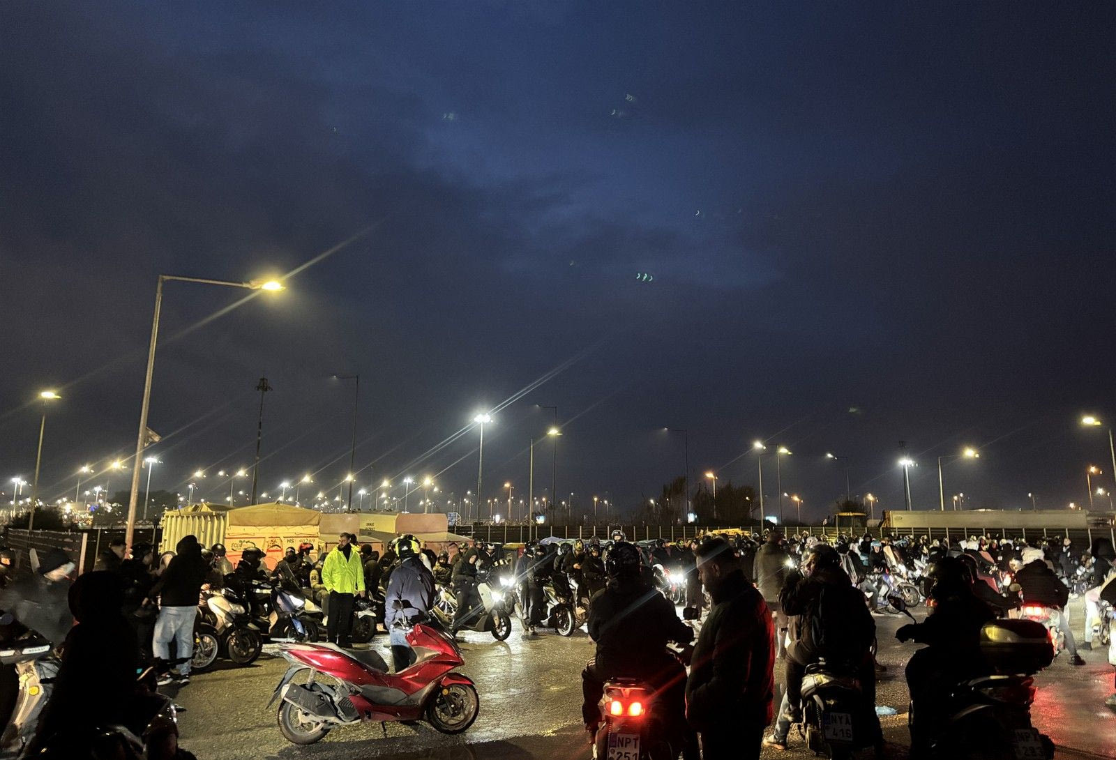 Έφτασε στο αεροδρόμιο Μακεδονία το C-130, που μεταφέρει τις σορούς των 7 φίλων του ΠΑΟΚ