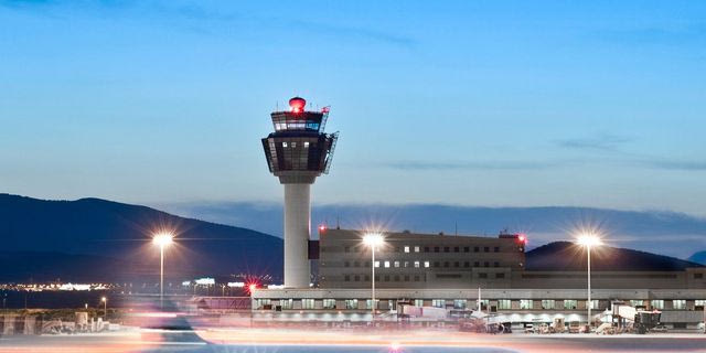 Κομισιόν: Οδηγίες για τιμές εισιτηρίων και ακυρώσεις πτήσεων εν μέσω πολέμου