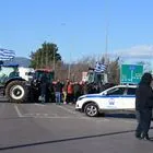 Αποκλεισμός της εθνικής οδού Αθηνών - Λαμίας από αγρότες και κτηνοτρόφους στο ύψος της Θήβας