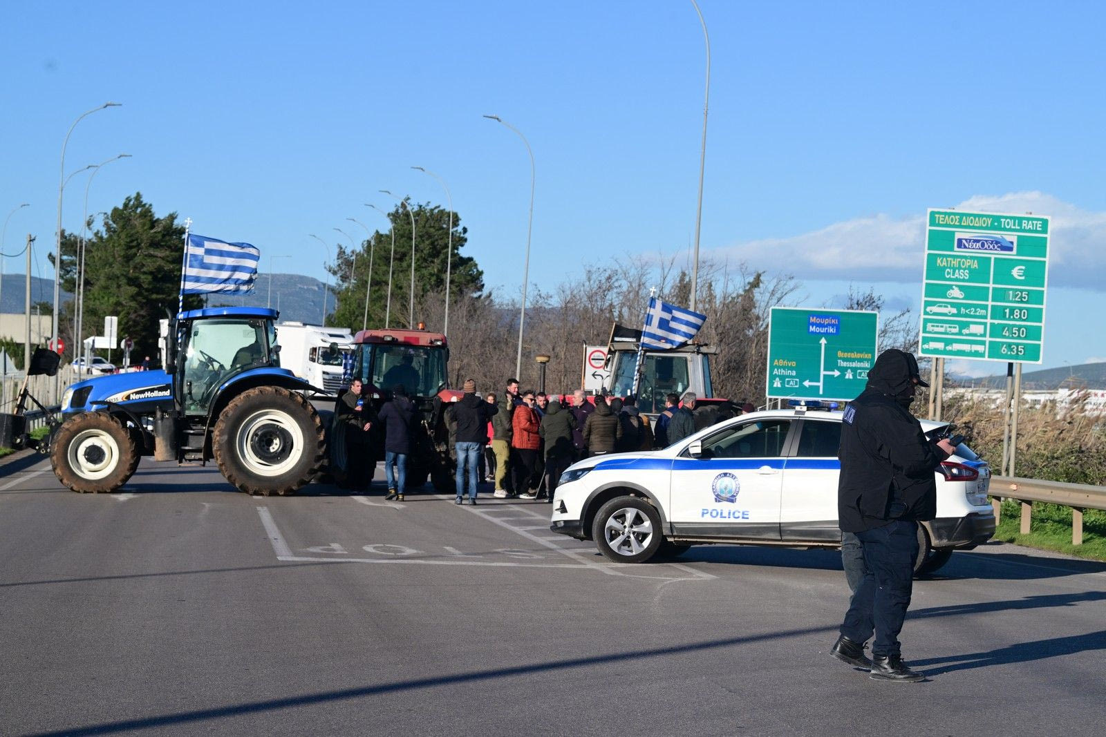 Αποκλεισμός της εθνικής οδού Αθηνών - Λαμίας από αγρότες και κτηνοτρόφους στο ύψος της Θήβας