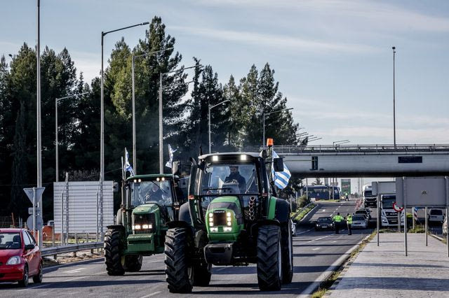 The big farmers’ descent – Rally with tractors in Syntagma