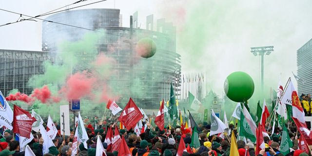 Αγρότες έξω από το Ευρωπαϊκό Κοινοβούλιο