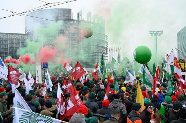 Αγρότες έξω από το Ευρωπαϊκό Κοινοβούλιο