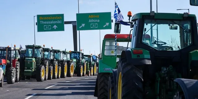 Αγρότες στο μπλόκο της Νίκαιας στη Λάρισα