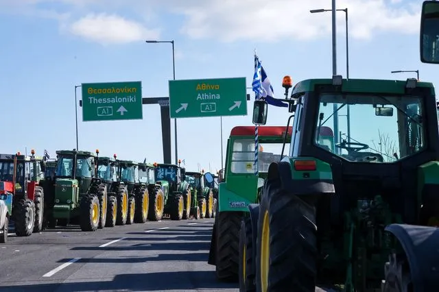 Αγρότες στο μπλόκο της Νίκαιας στη Λάρισα