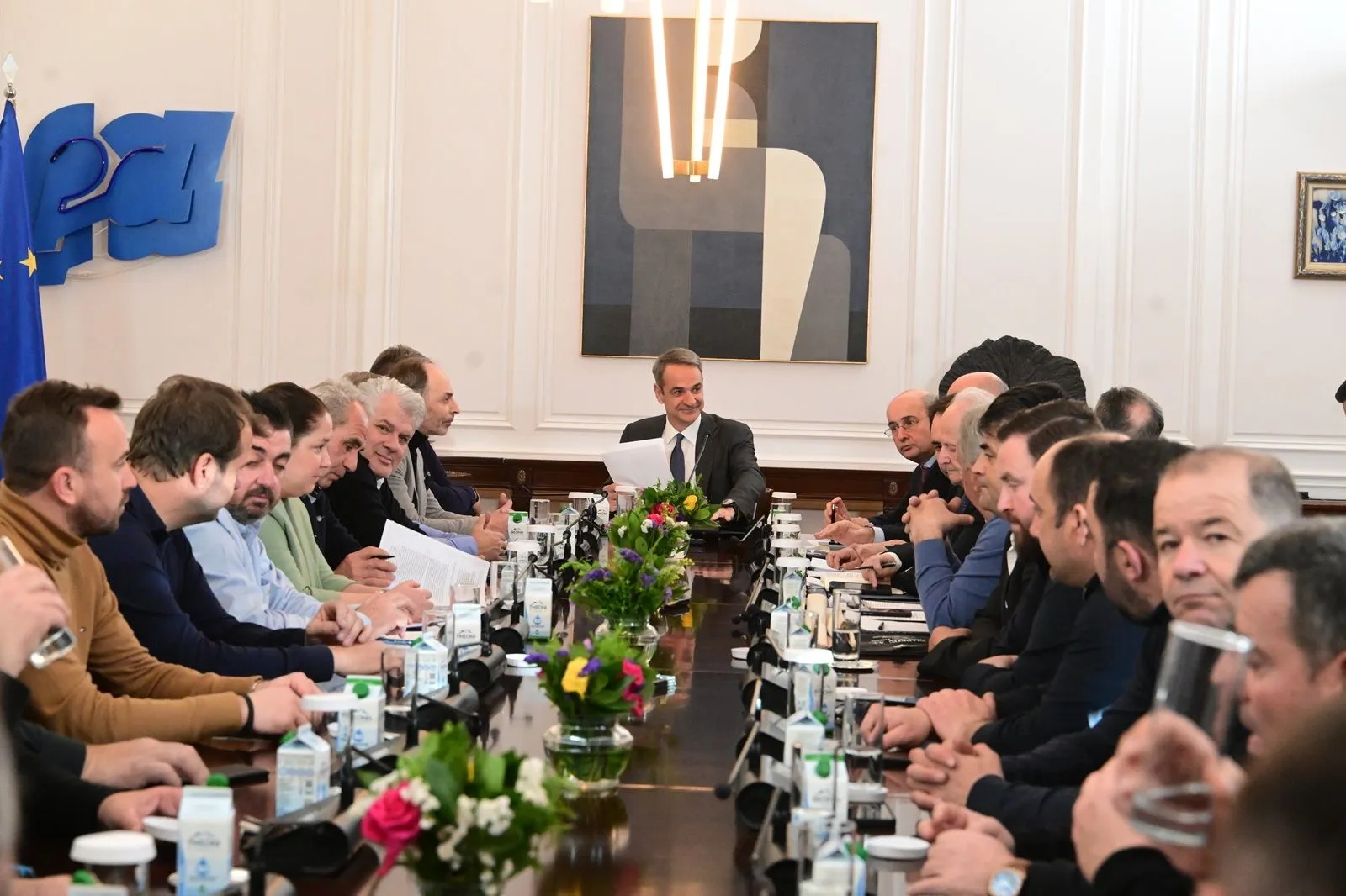 Σε εξέλιξη η συνάντηση Μητσοτάκη με αγρότες από τη 