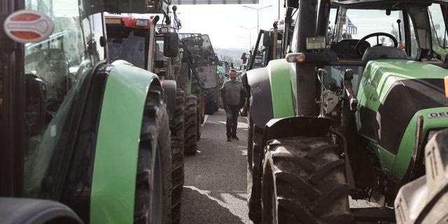 Aποκλεισμός της Περιμετρικής της Πάτρας και στα δύο ρεύματα στο ύψος του Γλαύκου απο αγρότες