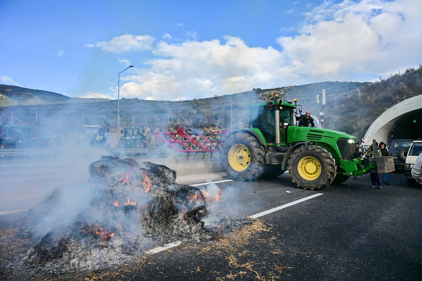 Αγρότες καίνε άχυρα μπροστά από τις σήραγγες των Τεμπών