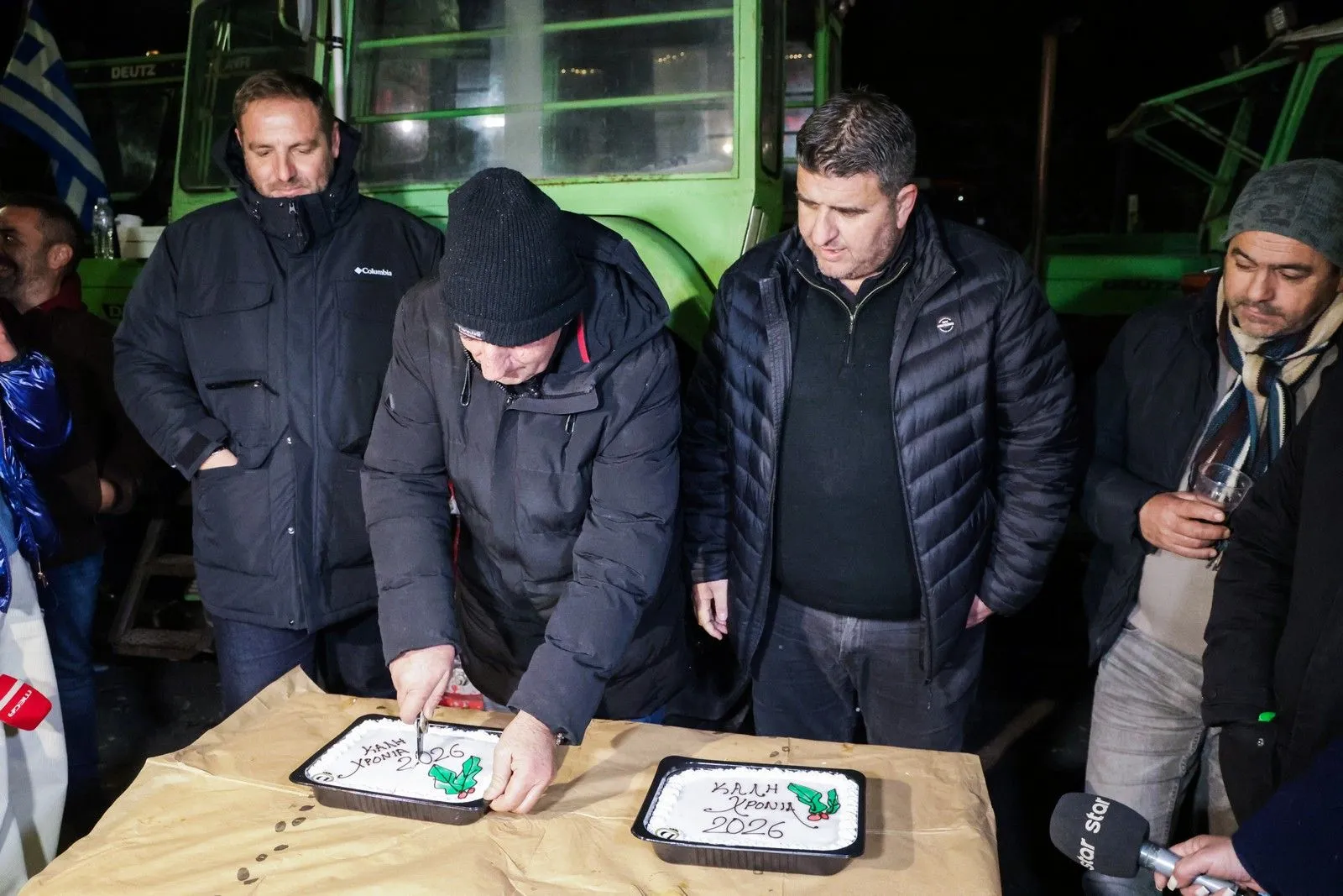 Στιγμιότυπο από την υποδοχή του νέου χρόνου στο μπλόκο των αγροτών στον κόμβο της εθνικής οδού στη Νίκαια Λάρισας