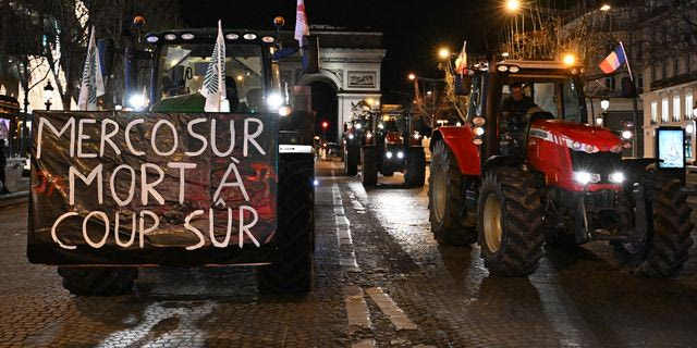 Αγρότες κατά της Mercosur – Ξανά στους δρόμους του Παρισιού τα τρακτέρ