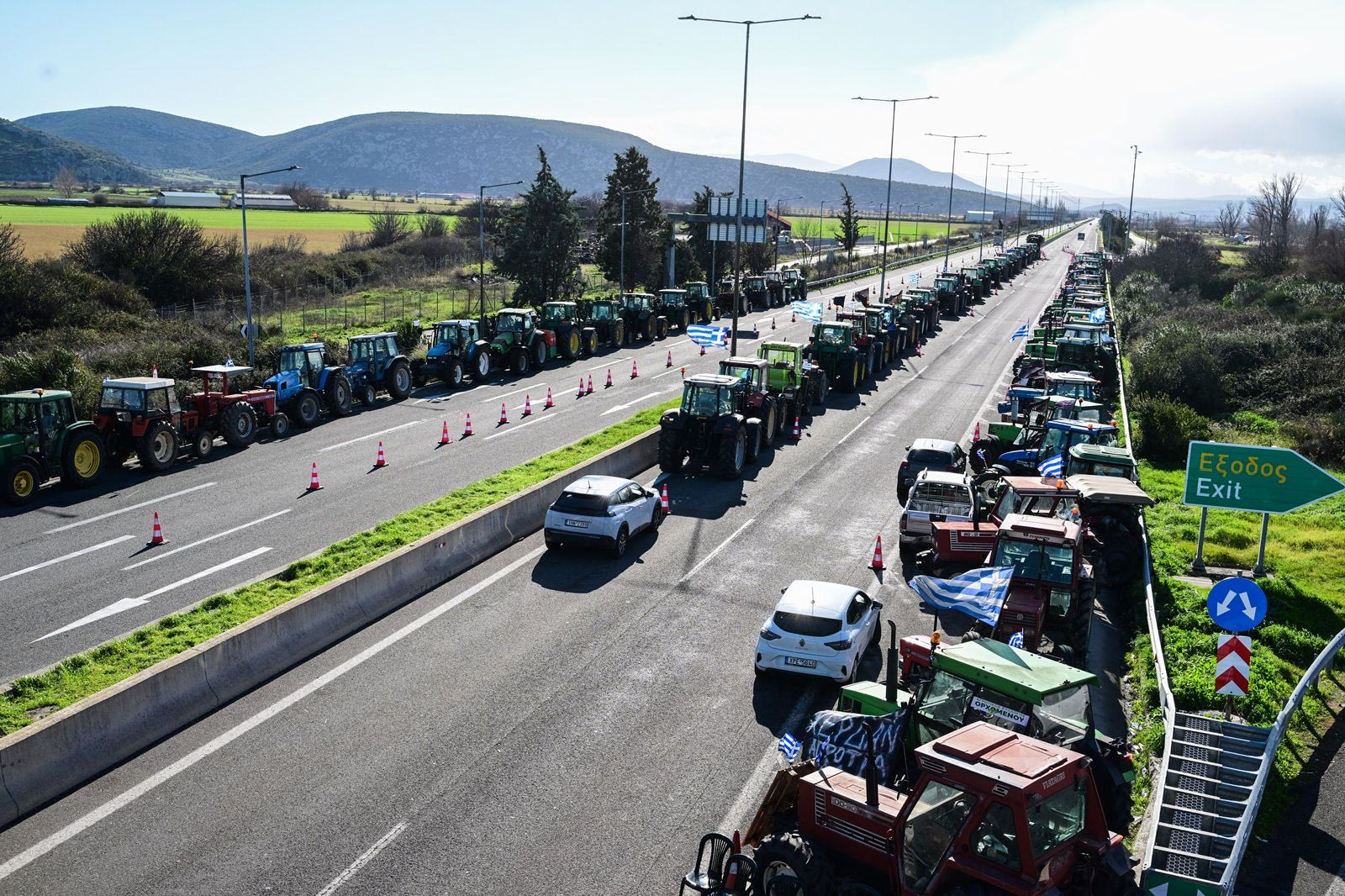 Αγρότες: Η Ελλάδα “κόπηκε” στα δύο – Στον Μπράλο έφτασαν τα τρακτέρ
