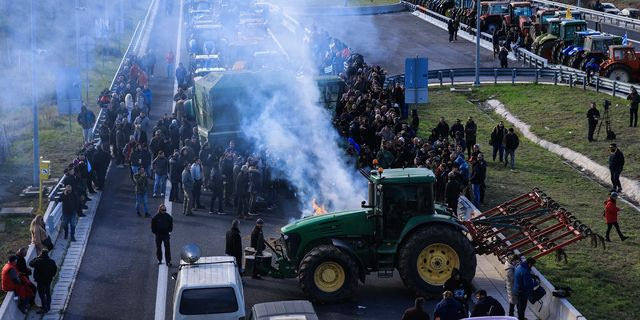Αγροτικά μπλόκα στα Τέμπη
