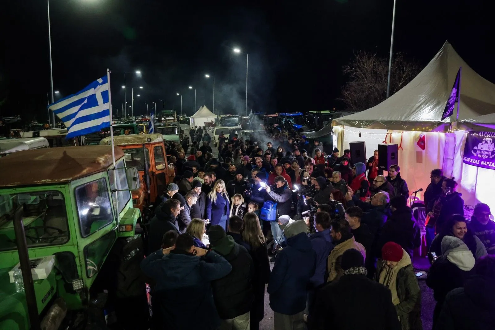 Στιγμιότυπο από την υποδοχή του νέου χρόνου στο μπλόκο των αγροτών στον κόμβο της εθνικής οδού στη Νίκαια Λάρισας