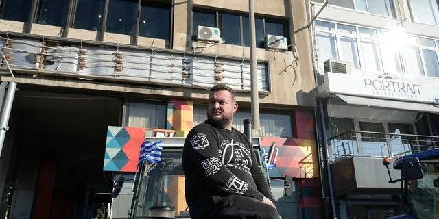 Στιγμιότυπο από το αγροτικό συλλαλητήριο μπροστά από την κεντρική πύλη επιβατικού σταθμού στο λιμάνι της Θεσσαλονίκης