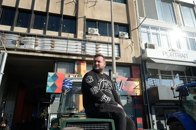 Στιγμιότυπο από το αγροτικό συλλαλητήριο μπροστά από την κεντρική πύλη επιβατικού σταθμού στο λιμάνι της Θεσσαλονίκης