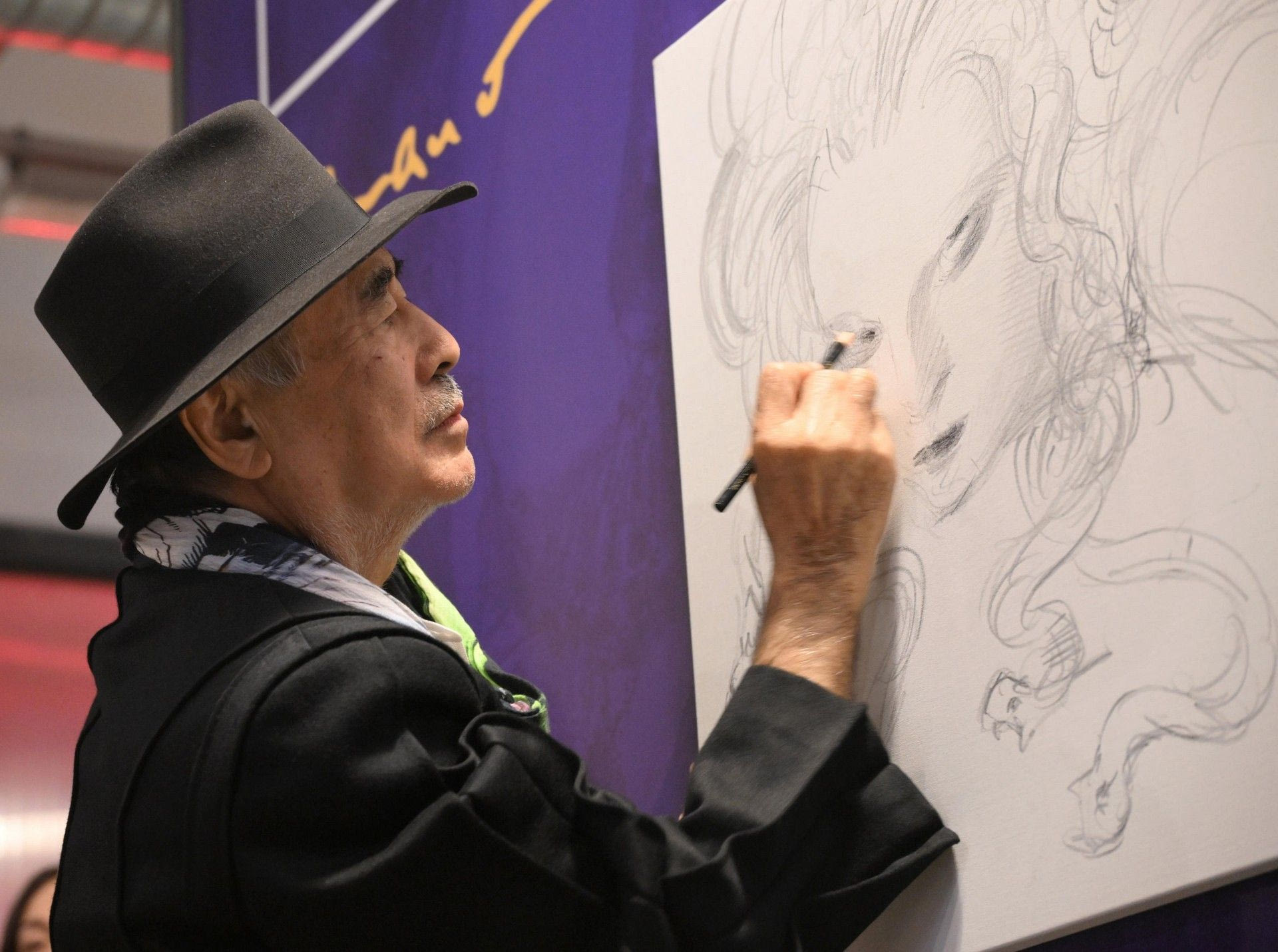 Ο Yoshitaka Amano σχεδιάζει ένα πορτρέτο