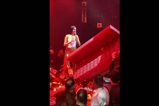 Αναστασία: Θαμώνας πέταξε καναπέ στην πίστα που τραγουδούσε – Βίντεο
