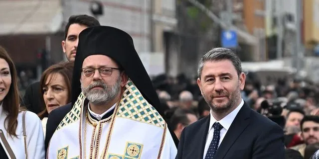 Ο Νίκος Ανδρουλάκης στην κατάδυση του Τιμίου Σταυρού στον Κεράτιο Κόλπο