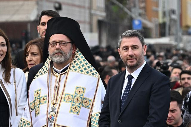 Ο Νίκος Ανδρουλάκης στην κατάδυση του Τιμίου Σταυρού στον Κεράτιο Κόλπο