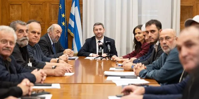 Ο Ανδρουλάκης συναντήθηκε με εκπροσώπους των λαϊκών αγορών-“Ο πρωθυπουργός επενδύει στην πόλωση”