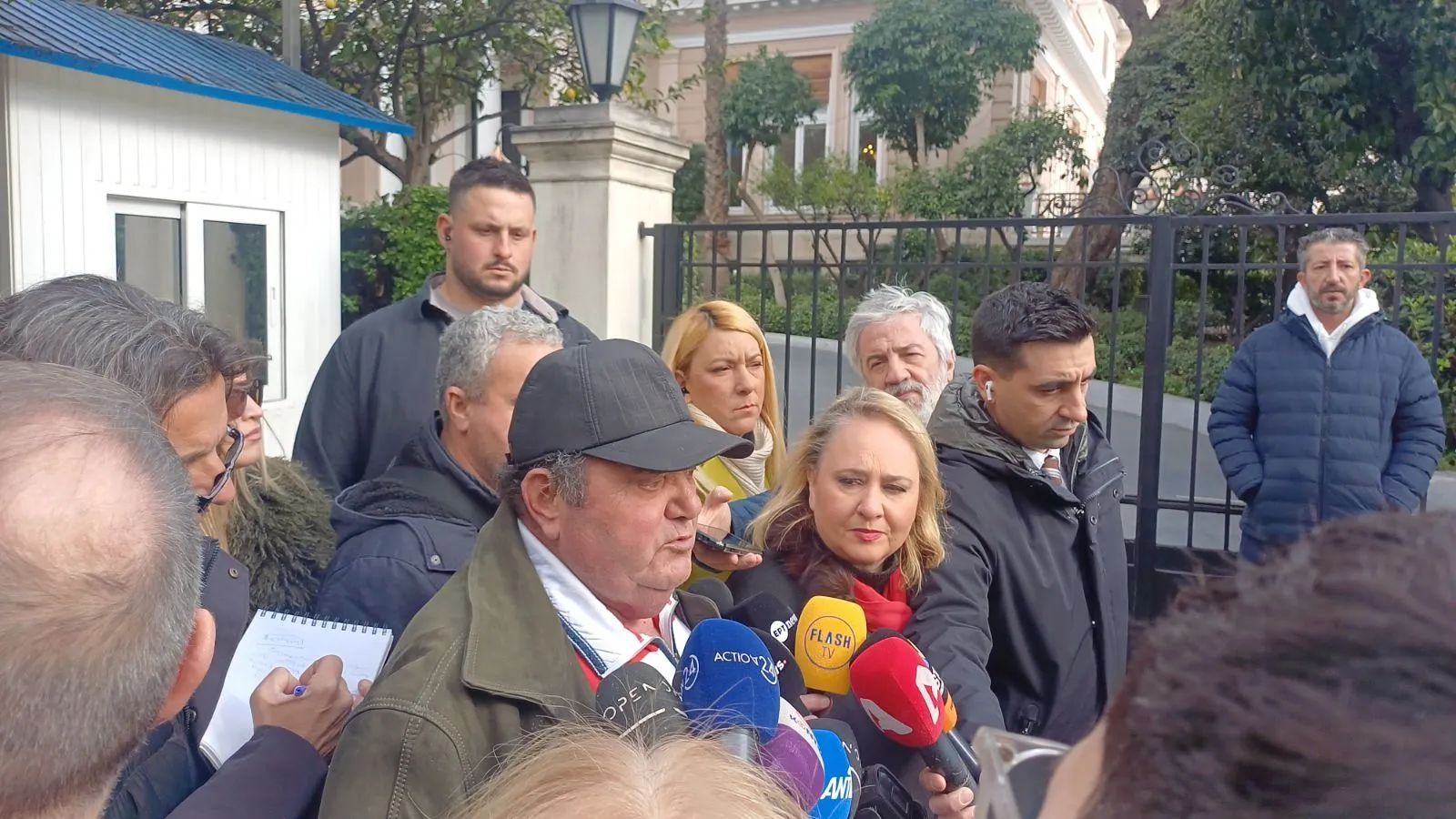 Ο Κώστας Ανεστίδης έξω από το Μαξίμου