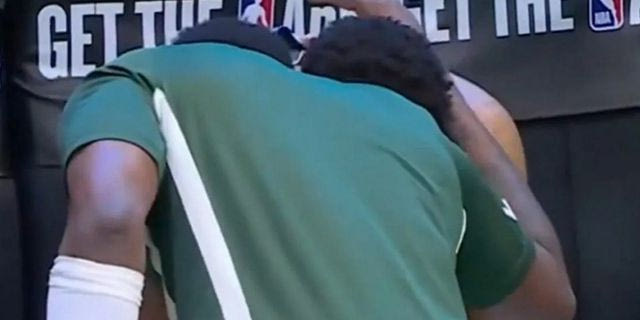 Η αγκαλιά των Γιάννη και Θανάση Αντετοκούνμπο