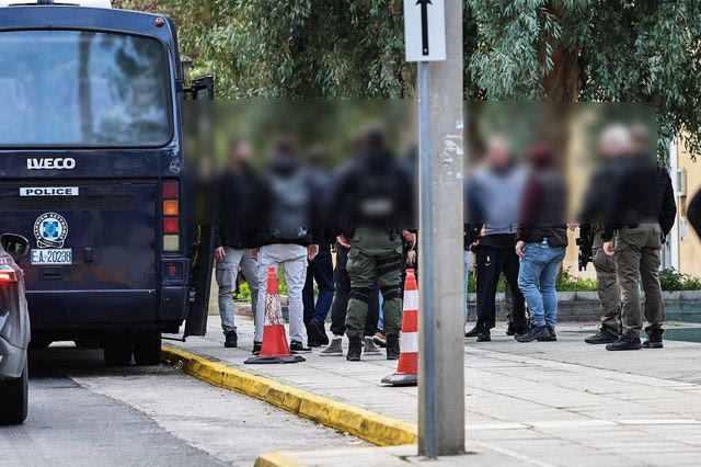 Απολογία στον ανακριτή των 13 συλληφθέντων που φέρονται ως μέλη κυκλώματος που πείραζαν τις αντλίες στα πρατήρια υγρών καυσίμων