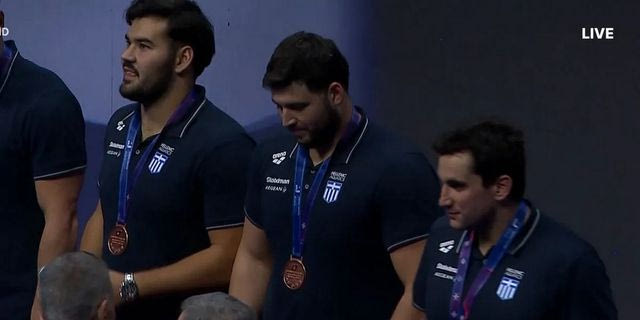 Η απονομή του χάλκινου μεταλλίου στην εθνική πόλο