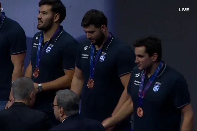 Η απονομή του χάλκινου μεταλλίου στην εθνική πόλο