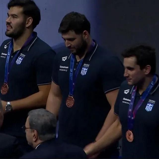 Η απονομή του χάλκινου μεταλλίου στην εθνική πόλο