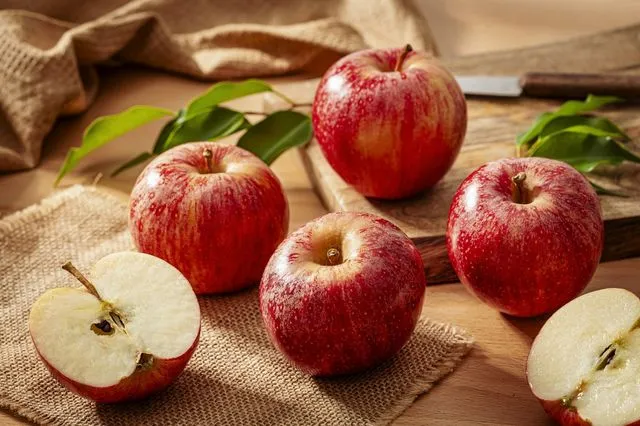 Τοξικά “κοκτέιλ φυτοφαρμάκων” σε μήλα που κυκλοφορούν σε χώρες της Ευρώπης