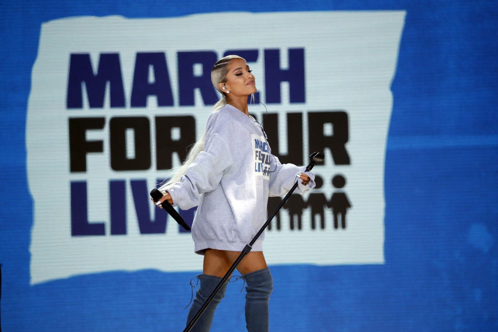 Η Αριάνα Γκράντε αποκαλύπτει τον στενάχωρο λόγο που φορούσε oversized φούτερ το 2018