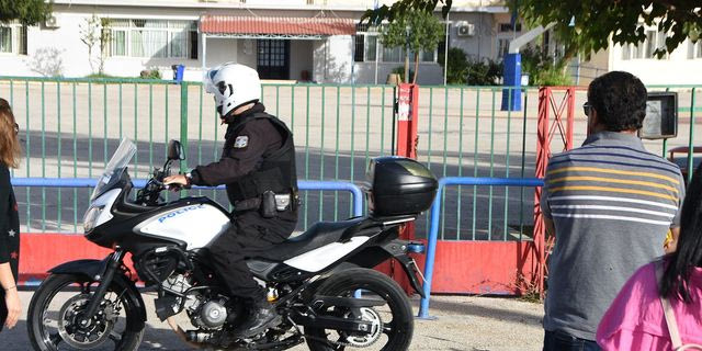 Γαλάτσι: Ανήλικοι πέταξαν βεγγαλικά σε προαύλιο σχολείου και τραυμάτισαν 14χρονο