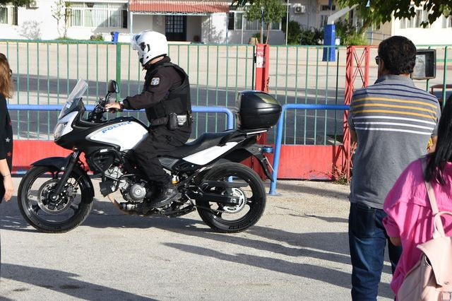 Γαλάτσι: Ανήλικοι πέταξαν βεγγαλικά σε προαύλιο σχολείου και τραυμάτισαν 14χρονο