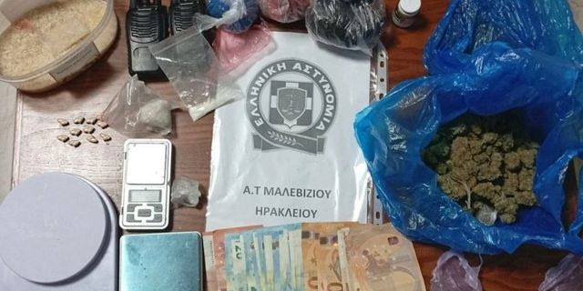 Μεγάλη αστυνομική επιχείρηση στο Ηράκλειο – “Μίνι μάρκετ” ναρκωτικών στην κατοχή δύο νεαρών