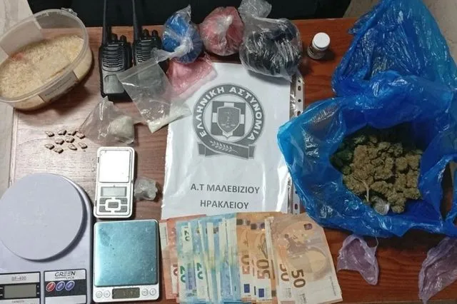 Μεγάλη αστυνομική επιχείρηση στο Ηράκλειο – “Μίνι μάρκετ” ναρκωτικών στην κατοχή δύο νεαρών
