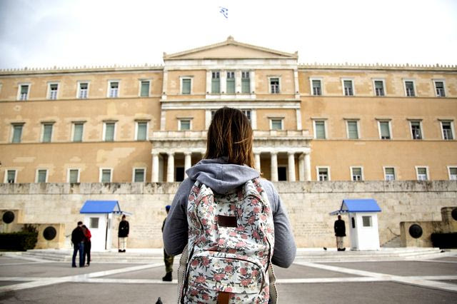 Πόσο κοστίζει να είσαι 25 ετών στην Ελλάδα;