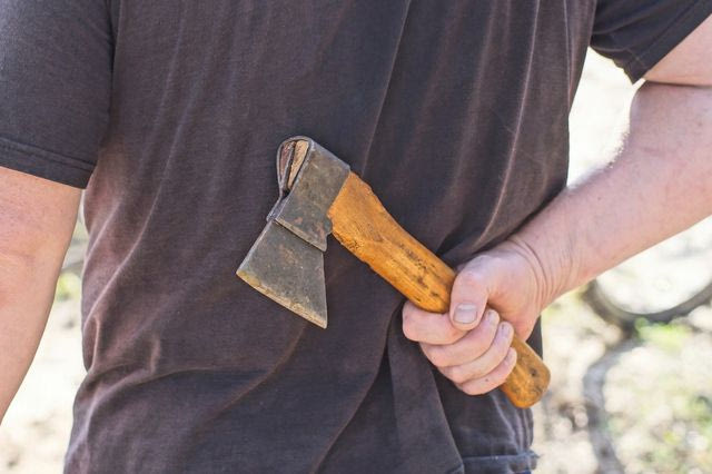 Ηράκλειο: Άνδρας επιτέθηκε με τσεκούρι σε μητέρα και κόρη