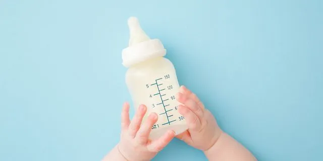 Η μία ευρωπαϊκή εταιρεία μετά την άλλη ανακαλούν βρεφικά γάλατα