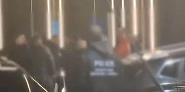 Πετρούπολη: Συνελήφθη υπεύθυνος μπαρ για χορήγηση αλκοόλ σε ανήλικους