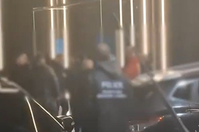 Πετρούπολη: Συνελήφθη υπεύθυνος μπαρ για χορήγηση αλκοόλ σε ανήλικους