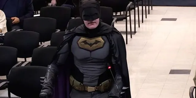 ΗΠΑ: Ο “Βatman” παρενέβη σε δημοτικό συμβούλιο και διαμαρτυρήθηκε για την ΙCE